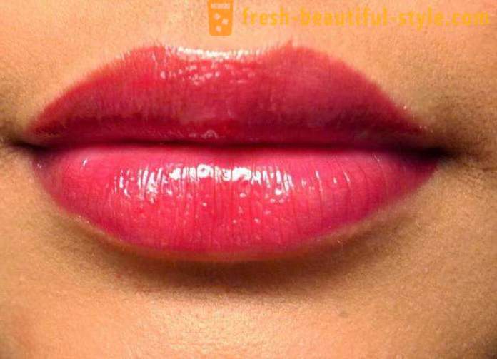 Ultrasiyayuschy lip gloss 