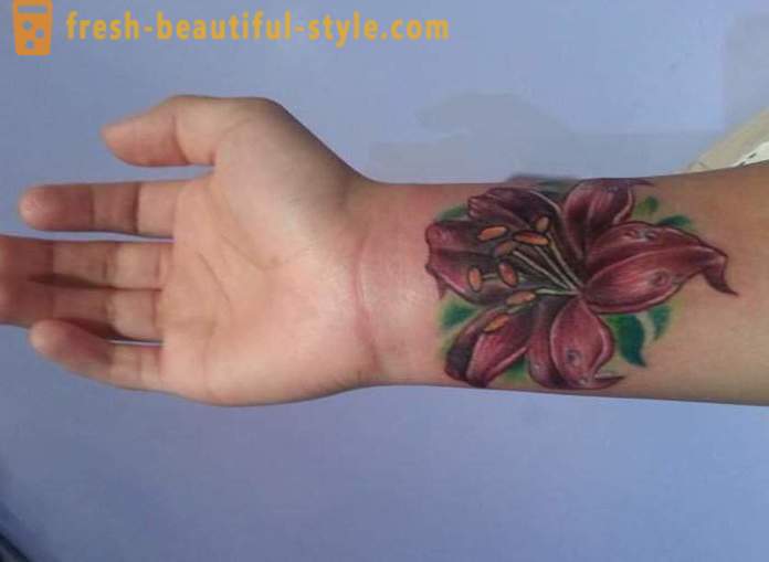 Λουλούδι τατουάζ στον καρπό για τα κορίτσια. αξία