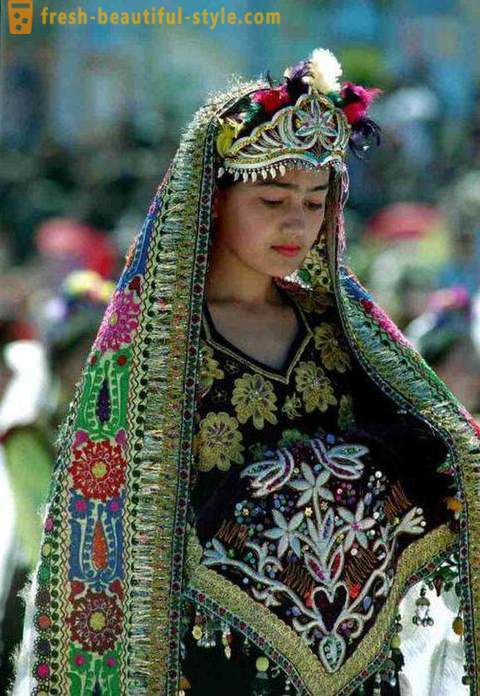 Ουζμπεκιστάν φορέματα: ιδιαίτερα χαρακτηριστικά