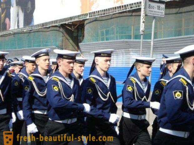 Casual και το φόρεμα ομοιόμορφη του Πολεμικού Ναυτικού