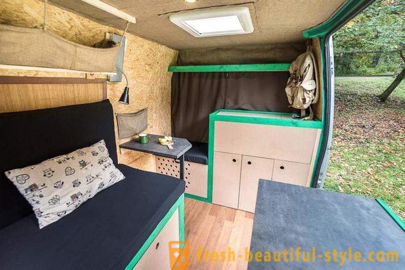 Ζεστό και άνετο κινητό σπίτι του 16-year-old van