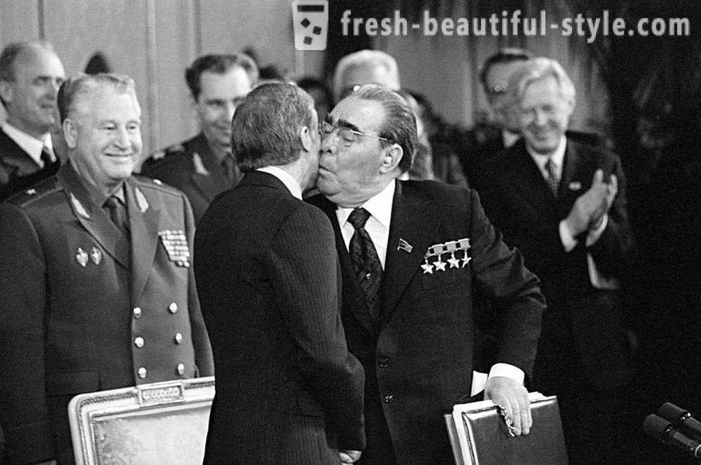 Καθώς οι ηγέτες του κόσμου προσπάθησαν να αποφύγουν τα φιλιά Μπρέζνιεφ