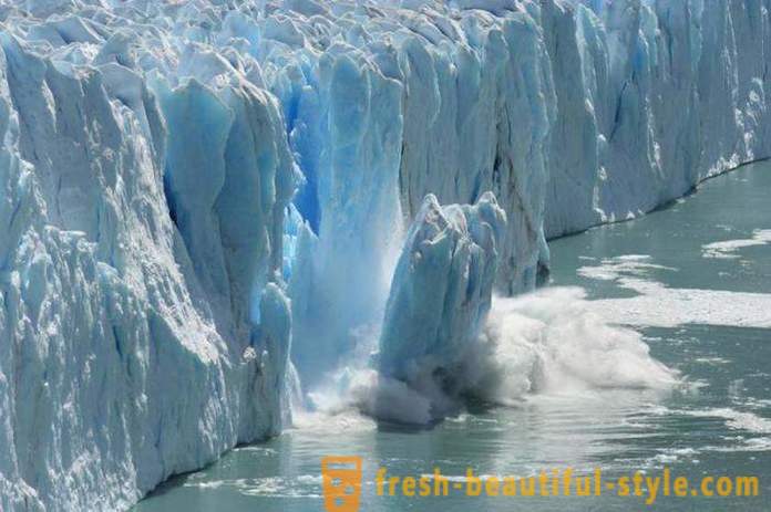 Χωριό της Γροιλανδίας απειλείται από ένα τεράστιο παγόβουνο