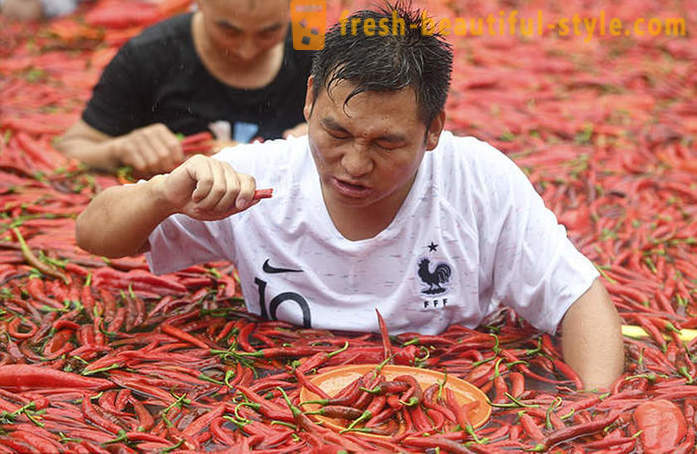 Δεν είναι για τον εξασθενημένο της καρδιάς: στην Κίνα υπήρχε ένας διαγωνισμός που τρώνε πιπεριές για την ταχύτητα