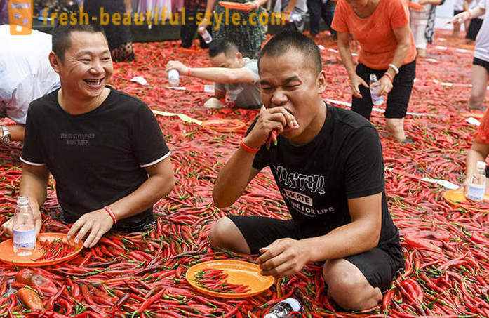 Δεν είναι για τον εξασθενημένο της καρδιάς: στην Κίνα υπήρχε ένας διαγωνισμός που τρώνε πιπεριές για την ταχύτητα
