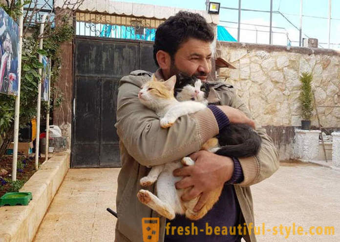 Ο άνθρωπος παρέμεινε στο πόλεμο Χαλέπι για τη φροντίδα των εγκαταλελειμμένων ζώων