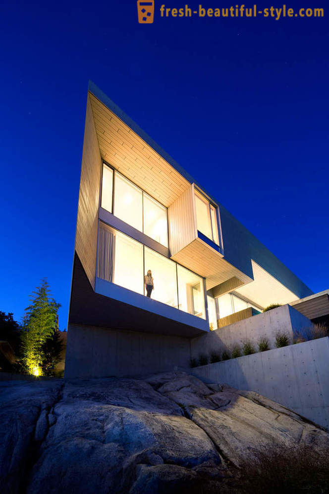 Η αρχιτεκτονική και το εσωτερικό του σπιτιού από τον ωκεανό στο Δυτικό Βανκούβερ
