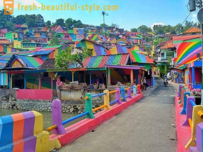 Σπίτια στην ινδονησιακή χωριό ζωγραφισμένο σε όλα τα χρώματα του ουράνιου τόξου