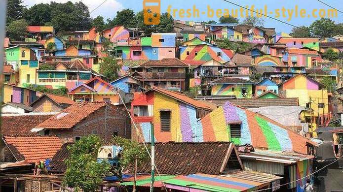 Σπίτια στην ινδονησιακή χωριό ζωγραφισμένο σε όλα τα χρώματα του ουράνιου τόξου