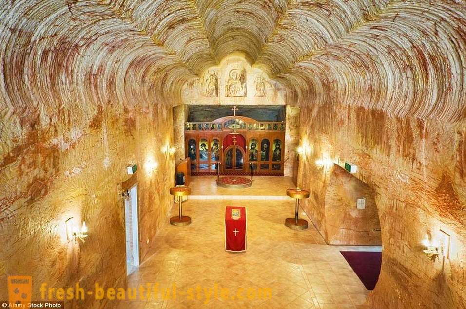 Από υπόγεια παρεκκλήσια στο φουτουριστικό καθεδρικούς ναούς: 15 από τα πιο ασυνήθιστα εκκλησίες στον κόσμο