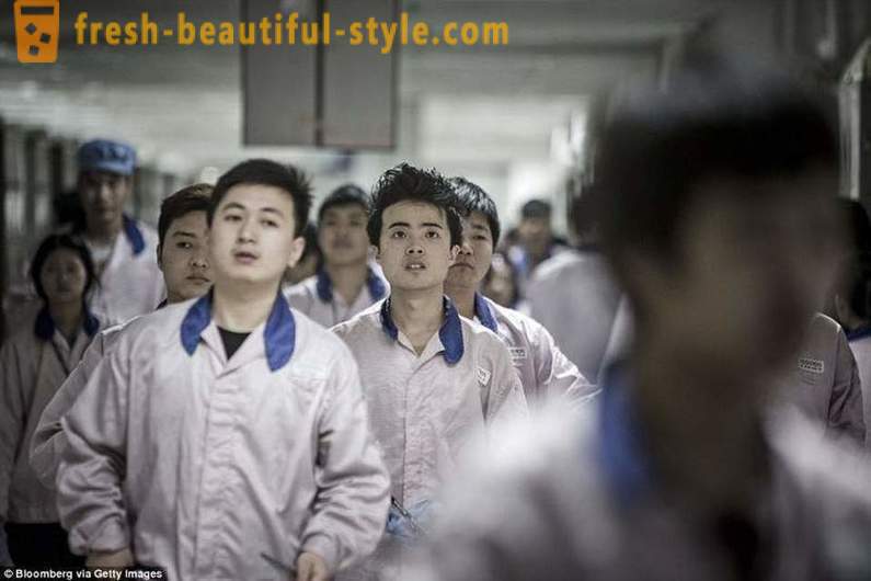 Βρετανικά μέσα ενημέρωσης παρουσίασαν την καθημερινή ζωή των ανθρώπων που συναρμολογεί το iPhone στην Κίνα