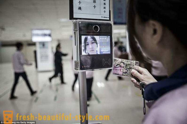 Βρετανικά μέσα ενημέρωσης παρουσίασαν την καθημερινή ζωή των ανθρώπων που συναρμολογεί το iPhone στην Κίνα
