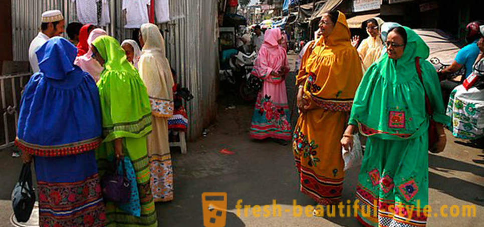 Η ζωή σε μια ινδική αίρεση, γεγονός που καθιστά ακόμα γυναικεία περιτομή