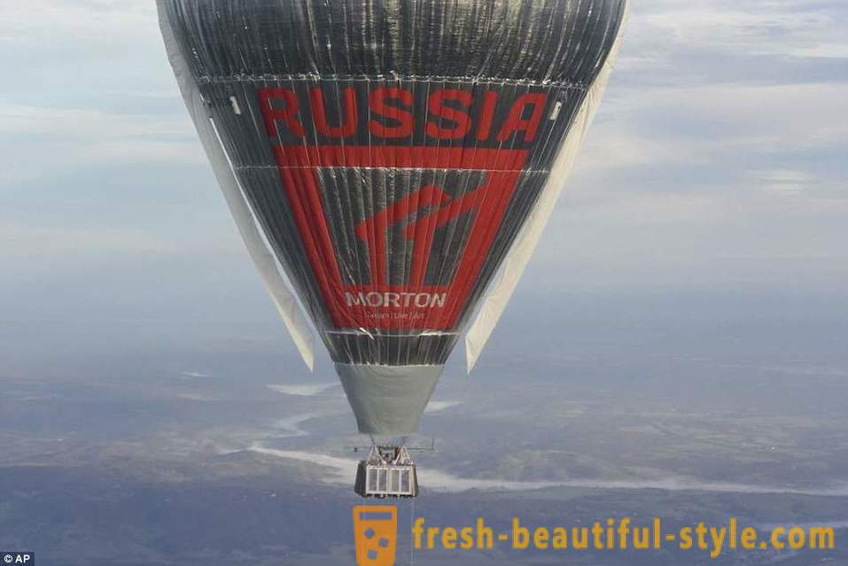 Ρωσική ιερέας Fedor Konyukhov ορίσετε ένα παγκόσμιο ρεκόρ για την παγκόσμια περιοδεία με ένα μπαλόνι