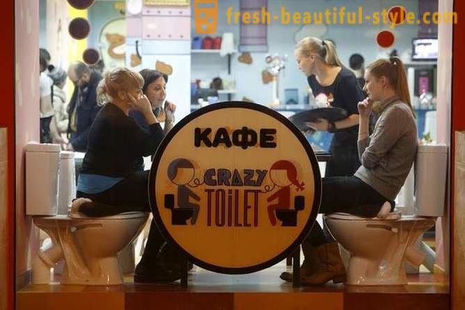 Cafe «Crazy τουαλέτα» στο Arbat