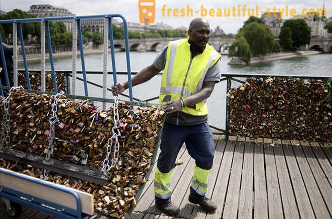 Εκατομμύρια αποδείξεις της αγάπης αφαιρεθεί από το Pont des Arts στο Παρίσι