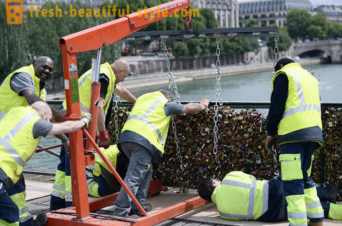 Εκατομμύρια αποδείξεις της αγάπης αφαιρεθεί από το Pont des Arts στο Παρίσι