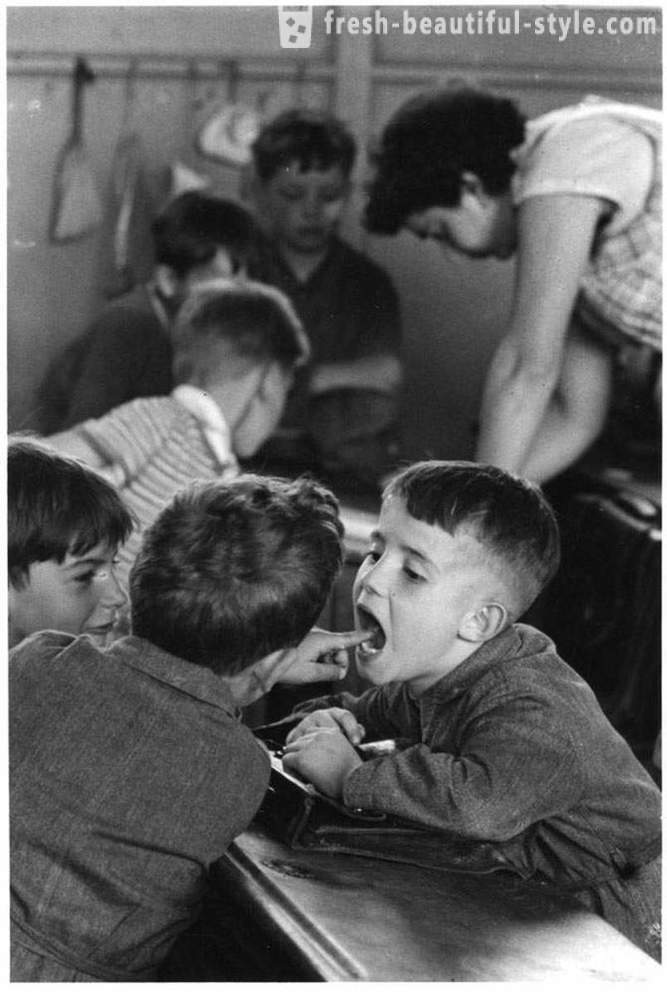 Τα παιδιά στην φωτογραφία εικόνα από τον Robert Doisneau