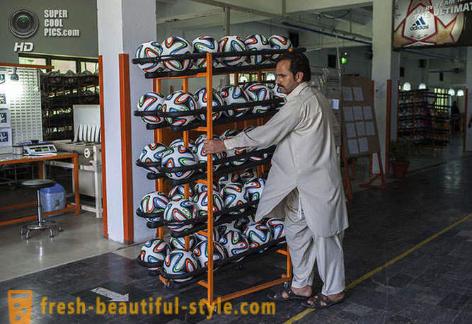 Η παραγωγή από τις επίσημες μπάλες του 2014 το Παγκόσμιο Κύπελλο στο Πακιστάν