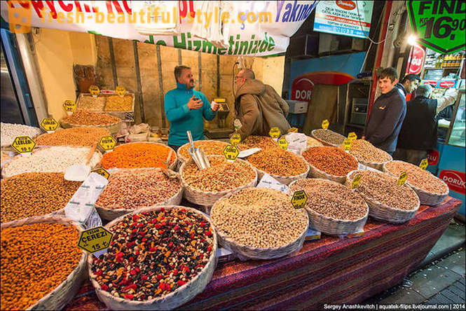 Αγορά Walk μπαχαρικά στην Κωνσταντινούπολη