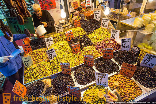 Αγορά Walk μπαχαρικά στην Κωνσταντινούπολη