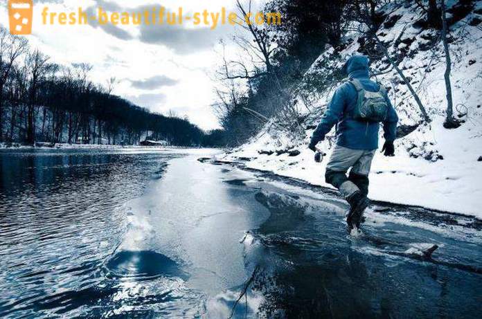 Χειμώνας ψάρεμα στον ποταμό Ομπ σε Barnaul