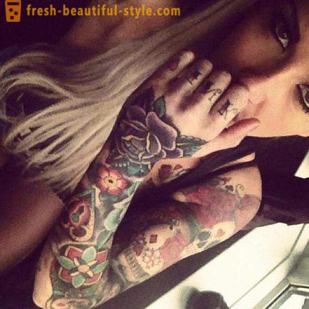 Τατουάζ γυναικών στο χέρι του: ελκυστική έκφραση