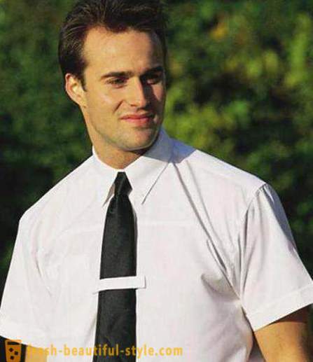 Δέστε ένα κοντομάνικο μπλουζάκι για το θέμα. Φοράει γραβάτα μανδύα κοντό μανίκι (φωτογραφία). Μπορώ να φορούν γραβάτα με ένα πουκάμισο με κοντά μανίκια στην εθιμοτυπία;