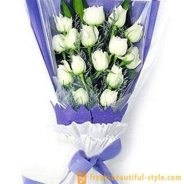 Ένα μπουκέτο από λευκά τριαντάφυλλα: πότε και πώς να δωρίσει