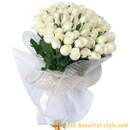 Ένα μπουκέτο από λευκά τριαντάφυλλα: πότε και πώς να δωρίσει