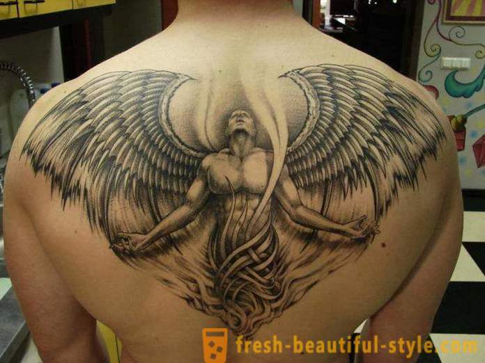 Τατουάζ ανδρών στην πλάτη του: τα πλεονεκτήματα, τα μειονεκτήματα και τις επιλογές σκίτσα.